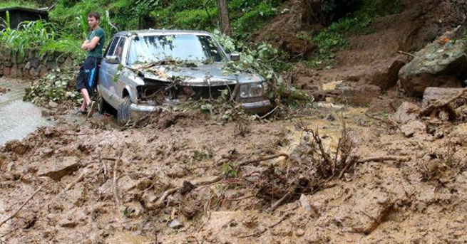 Güneysu'da heyelan: Yollar kapandı, 3 araç hasar gördü