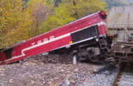 Kayalara Çarpan Yük Treni Raylardan Çıktı